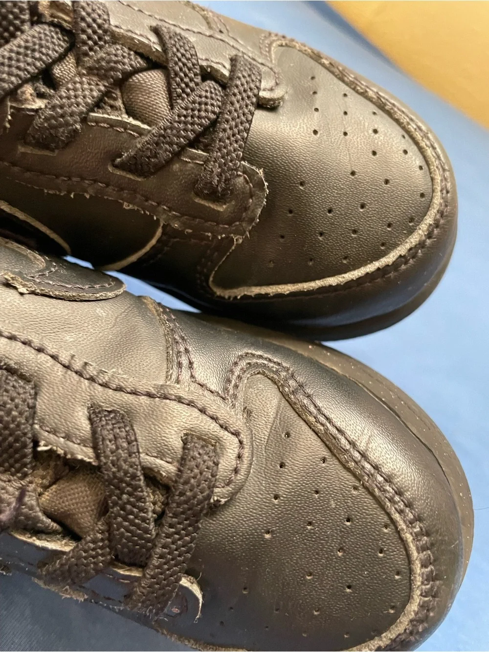 Nike low top black shoes 10c